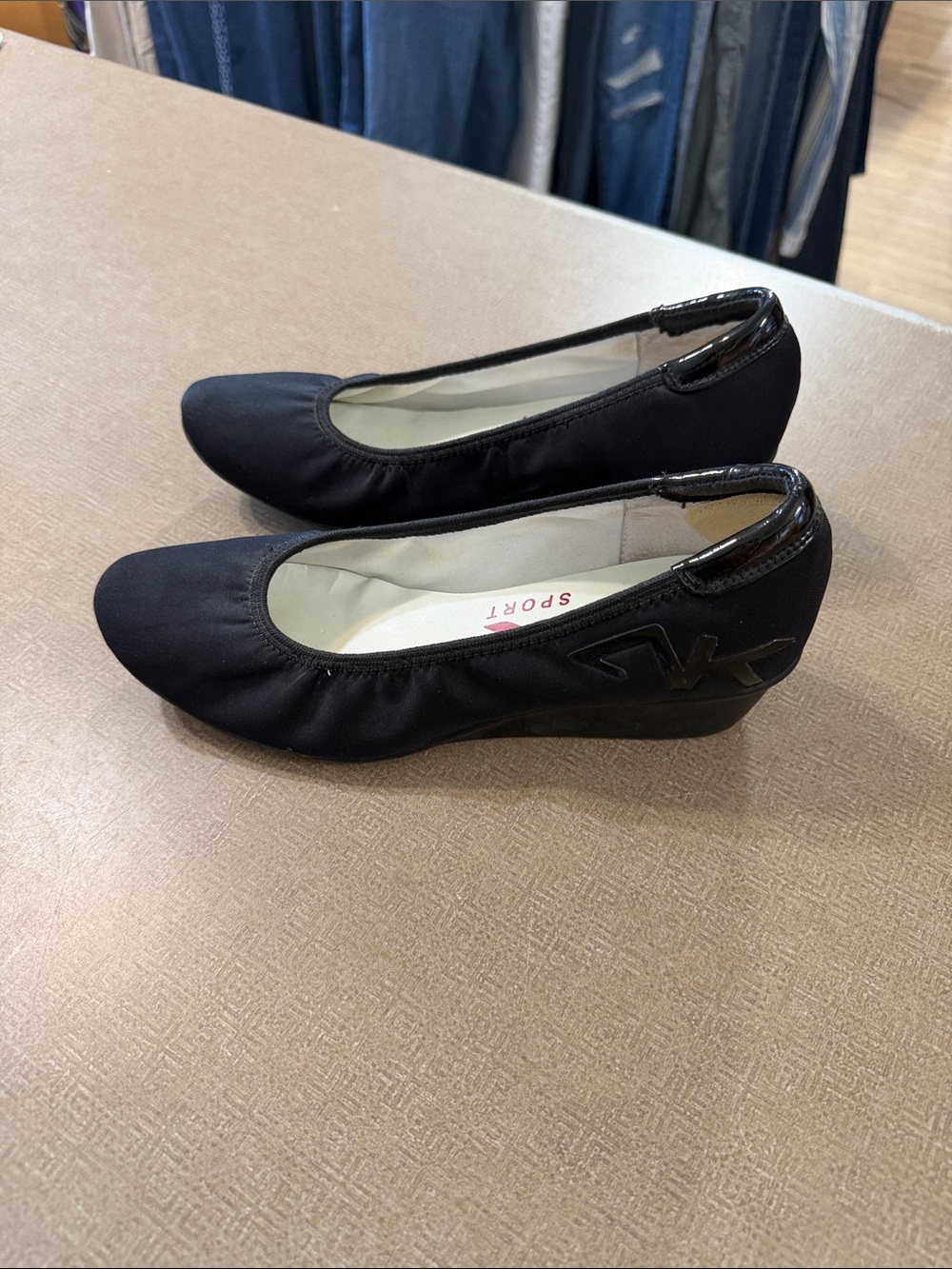 AK Anne Klein Black wedgies black fabric shoes size 7